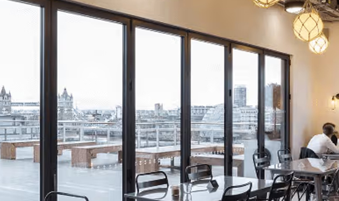 Afbeelding van het kantoor van Monkey Mind Studios aan de Thames in Londen.